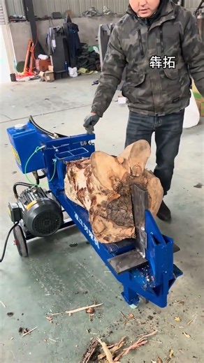 This small wood-splitting machine can effortlessly split maple wood into two pieces at the