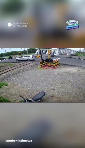 AKSI HEROIK POLISI SELAMATKAN MOBIL MOGOK DI REL KERETA SEMARANG