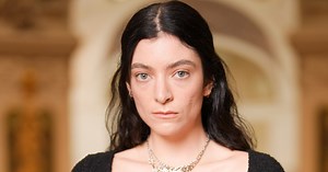 Lorde Flaunts Toned Figure in Colorful Bikini During ‘Week Off’ Ahead of Tour