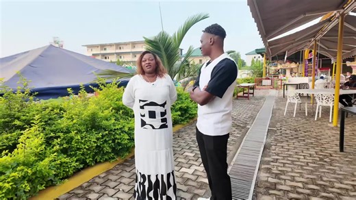 À Yamoussoukro, en Côte d'Ivoire, comment Madame Tahirou et son mari ont réalisé un projet ambitieux : le Haliat Resort. Ce complexe comprend un hôtel moderne, des restaurants, des salles d'événements et un parc d'attractions futuriste. Cependant, leur réussite est le résultat de sacrifices considérables, y compris des nuits blanches et la vente de biens. Cette première partie explore leur parcours entrepreneurial, le choix de Yamoussoukro, les obstacles rencontrés, ainsi que leurs conseils pour