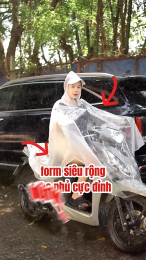 🌧️ ÁO MƯA CHO MẸ & BÉ – NỬA TRƯỚC TRONG SUỐT 👩‍👧 Tiện lợi cho mẹ – Thoải mái cho bé! 💧 Che kín từ đầu đến chân, kể cả khi mẹ đèo bé và balo đi học 👀 Mặt trước trong suốt – mẹ dễ nhìn đường, bé vẫn thấy rõ xung quanh, không bí không sợ tối 🚴 Thiết kế siêu rộng, nửa trước trong suốt – vừa đẹp vừa an toàn 💨 Cổ cao, mũ to, dây rút điều chỉnh – chống mưa tạt, gió lùa 💧 Nhựa dẻo trong cao cấp – chống thấm tuyệt đối, trượt nước như lá sen, không hôi nhựa 🧵 Đường may ép kín từng mm – mưa lớn vẫ