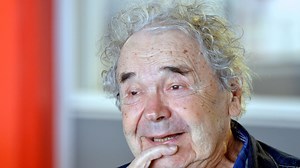 "Je l’ai retrouvée dans une mare de sang" : Pierre Perret revient sur la terrible chute dans l’escalier d’un hôtel qui a coûté la vie à son épouse