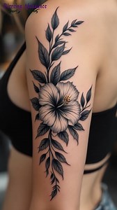 25 idées de tatouages avec des fleurs d'hibiscus sur le bras, le dos et le pied #hibiscus #hibiscusflower #hibiscustattoo | Piercing abondance