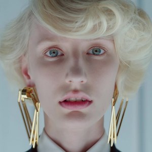 As a score of eclectic and dissonant stories that can sacralize the human and its metamorphic ability, the Exquisite Gucci campaign is a tribute to cinema and to one of its brightest maestros, Stanley Kubrick. Populating iconic scenes from the filmmaker’s oeuvre, Alessandro Michele creates short circuits where the past explodes into the present and where everything can become anything, or something else. In the film captured by Mert & Marcus under the art direction of Christopher Simmonds, his c