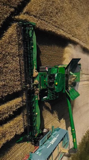 NP Mxdia | X9 & 8RX 🤩 . . . #agriculture #agrar #landwirtschaft #ernte #johndeere #johndeerex9 #johndeere8rx #johndeeredrescher #gerste #getreide... | Instagram