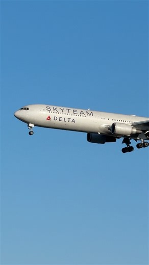 DELTA Skyteam Boeing 767-400 at Heathrow #boeing767 #delta #aviation #Planes #aircraft | Airliner Videos