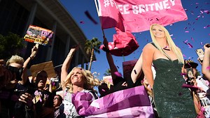 Britney Spears verlobt sich mit Sam Asghari und zeigt Ring