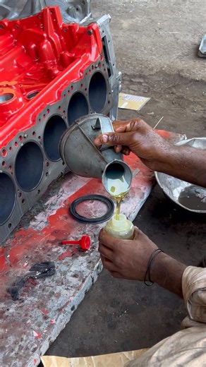 Piston oiling & installing #piston #redengine #oil #workshop #engine