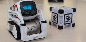 賢くてやんちゃなAIロボット｢Cozmo｣と遊んできた。まるで映画の世界から飛び出してきたみたい！