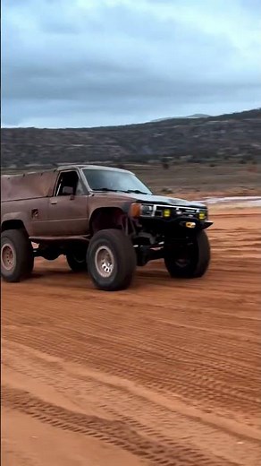 This 1st Gen 👌 @mt_t4r @timbren_industries #toyota #4runner #1stgen4runner #offroad #overland #t4r