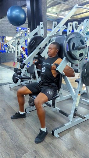 Incline Machine Press – Target Your Upper Chest the Right Way