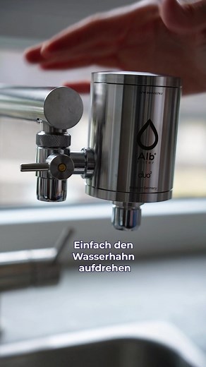 Hast du genug davon, schwere Wasserkisten zu schleppen und trotzdem nie ganz sicher zu sein, was wirklich in deinem Trinkwasser steckt? Unsichtbare Schadstoffe wie Mikroplastik, Bakterien oder Medikamentenrückstände können selbst im deutschen Leitungswasser lauern und alte Rohrleitungen erhöhen das Risiko zusätzlich. Mit dem Alb Filter Active Plus schützt du dich und deine Familie zuverlässig vor diesen Gefahren und genießt jederzeit frisches, gefiltertes Wasser direkt aus deinem Hahn. Schluss m