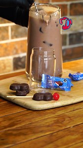 Le agregue AGUA VOSS 🕴🏻a mis bubulubus y resulto en la BEBIDA MÁS REFRESCANTE para la calor. 😌 #Marinela #Bubulubu #agua #aguasfrescas #chocolatelover #chocolate #lecheria #reelsvideoシ #cocinacondelishus #fyp #foryoupageシ #recetas #recipe #recipeoftheday #viralreels #Delishus #fypシ | Delishus