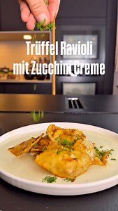 Trüffel Ravioli mit einer Zucchini Creme und Champignon Sauce 🤩 Eine Kombination aus einer lauwarmen Creme und absolut leckeren Hilcona Originale Trüffel Ravioli, wie handgemacht und absolut cremig 🥰 ANZEIGE | @hilcona_ag Originale schmecken wie handgemacht und kommen ohne Geschmacksverstärker und Konservierungsstoffe aus. Hier wird Wert auf Qualität und Kreativität gelegt - und das sind genau meine Werte, die ich zu 100% vertrete 😍☺️ Diese fein bemehlten und wie handgemachten Ravioli musst d