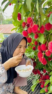 8.9M views · 150K reactions | Sensasi baru makan Asinan Rambutan di atas Genteng hehe | Mama Maryam Husein | Facebook