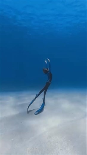 Underwater Ballerina 🩰 💙 #ocean #freedive #dance #underwater #sky