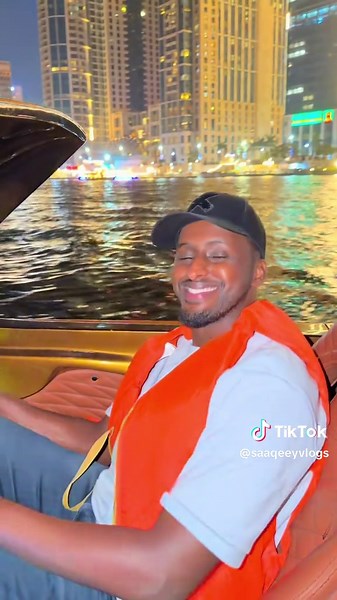 15 Daqiiqp, 1500 Egyptian pound ah Aniga Ahaa. aaad ayaa Uga helay weyna u qalantay view wabiga Nile iyo quruxda magaalada Qaahira. . . . . #saaqeeyvlogs #somalitiktok #somalitraveler #somali #muqdisho