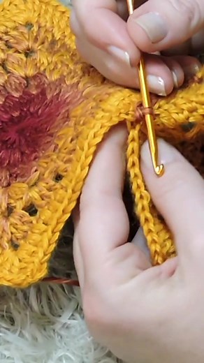 Aprende dos formas básicas de unir tus cuadrados o granny squares a crochet o ganchillo. Punto bajo, punto deslizado o enano, y cosiendo, aquí verás cómo se hace. Costura Invisible Para Unir Dos Piezas de Crochet Ideal Para Granny Squares, Prendas y Complementos Aprende con este vídeo cómo hacer una Costura Invisible Para Unir Dos Piezas de Crochet Ideal Para Granny Squares, Prendas y Complementos. También podrás unir trabajos de Crochet Tunecino. Puedes ver más detalles sobre este y otros tutor