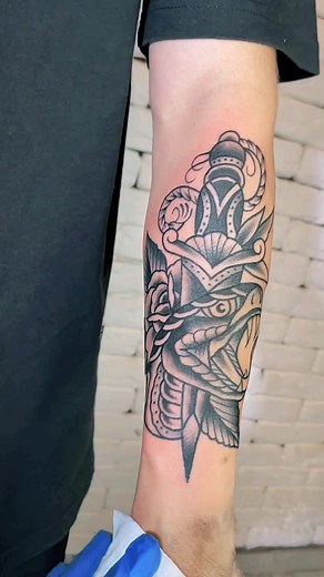 Black and gray traditional style snake rose and dagger tattoo linework technique tattoo process tattoo artist-Joaoh #tattooartist #tattooprocess #tattootechnique #rosetattoo #daggertattoo #traditionaltattoo #worldsbesttattoos #besttattoos #tattooapprentice #tattootutorial #daggertattoo #armtattoo #snaketattoo #howtotattoo