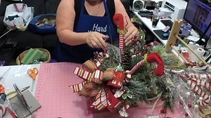 I am so excited to bring y'all this tutorial today! I had so much fun picking out the supplies and making this one for you! Let me know what you think of the final look! | Crafting with Hard Working Mom