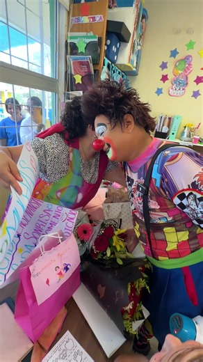 Sorpresa de todas las mamás para la maestra. #kuik #viral #sorpresa | students surprising teacher