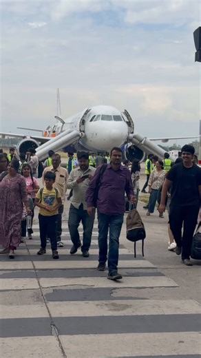 Big Breaking: Panic broke out at Mohali's (Chandigarh) Shaheed Bhagat Singh International Airport on Tuesday around 3:30 PM when a passenger’s power bank exploded on #IndiGo flight 6E108 after landing from #Hyderabad... Smoke filled the plane and people got scared... Five passengers were injured and taken to hospital... The crew quickly used fire equipment to control the fire and avoid a bigger accident... Authorities are now checking the incident...@IndiGo6E #Chandigarh #Mohali #ChandigarhAirpo