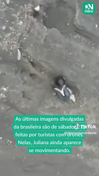 A brasileira Juliana Marins, de 26 anos, foi localizada imóvel a cerca de 500 metros penhasco abaixo em trilha próxima ao vulcão do Monte Rinjani, na ilha de Lombok, na Indonésia. A informação foi divulgada pelo perfil oficial do Parque Nacional do Monte Rinjani, nesta segunda-feira (23), após iniciarem um novo resgate. Conforme o g1, a equipe de resgate operou um drone até localizar Juliana. “Às 6h30 [de segunda-feira (23) de Lombok, 17h30 de domingo (22) no Rio de Janeiro], a vítima foi locali