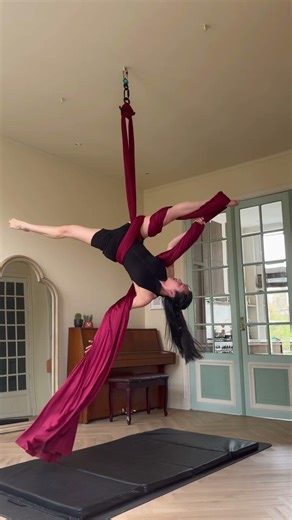 Aerial Silks: Hand-free Splits✨