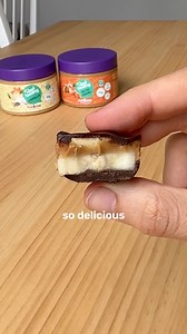 HOMEMADE SNICKERS 🍫INGREDIENTS: ▪ 1 ripe banana ▪ 2.5 oz dark chocolate ▪ Peanut butter to taste ▪ Peanuts to taste⏳ Time: 4 hours in the freezer1️⃣ Melt the dark chocolate and pour a thin layer into each slot of an ice cube tray. 2️⃣ Add a slice of banana on top. 3️⃣ Add a teaspoon of peanut butter. 4️⃣ Sprinkle with peanuts. 5️⃣ Cover with more melted chocolate to fill each slot. 6️⃣ Freeze for at least 4 hours. 7️⃣ Pop them out and enjoy!#healthysnack #homemadesnickers #fitdessert #sugarfree