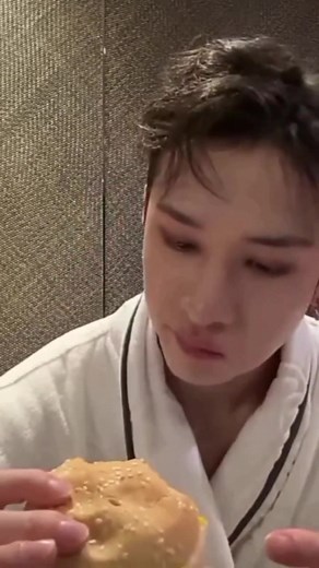 Chan vs Pineapple 😂😂😂 #StrayKids #StrayKidsComeback #SKZStay #SKZ #STAYsLoveSKZ #OT8 #StrayKidsWorldDomination #YouMakeStrayKidsStay #Hyunjin #LeeKnow #Felix #HanJisung #BangChan #ChangBin #Seungmin #Jeongin #StrayKids #5_STAR #특 #S_Class #MEGAVERSE #樂_STAR #ROCK_STAR #StrayKidsStay #StrayKidsComeback2024 #WolfChan #Leebit #Dwaekki #Jiniret #Hanquokka #bbokkari #puppym #foxyin #리노 #リノ #SKZinManila2023 #스트레이키즈 #스키즈코드 #SKZCODE #사건발생잊지못할사건 #スキズ