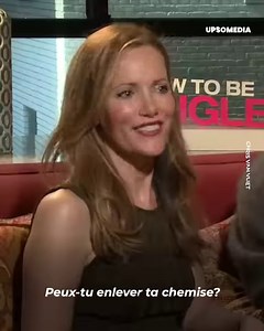 Dakota Johnson et Leslie Mann ont été fascinées par ce fougueux journaliste. Elles étaient en train de faire la promotion de leur film "Célibataire, mode d'emploi", mais quand Chris Van Vliet est arrivé pour faire l'interview, alors elles ont mis leur travail de côté pour commencer à le draguer. | Simone