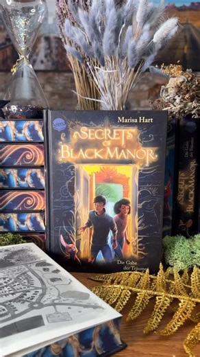 Marisa Hart on Instagram: "Happy Book Birthday 🎉🎉🎉 Wenn ein Lebenstraum in Erfüllung geht … ⭐️🌙 Ab heute ist „Secrets of Black Manor“ - Band 1 einer magischen Trilogie - überall erhältlich! 🥹❤️"