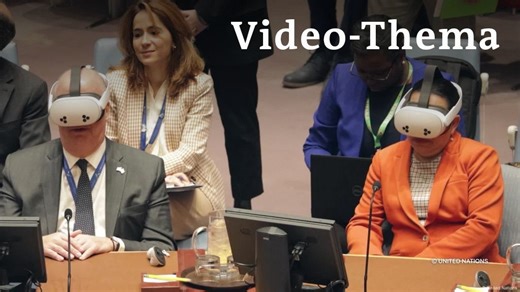 🔗 https://bit.ly/Video-Thema_Mit-Virtual-Reality-mitten-im-Suedsudan Ein neues Virtual-Reality-Projekt der Vereinten Nationen ermöglicht es, den Alltag von UN-Friedenstruppen im Südsudan nachzuempfinden - fast so, als wäre man selbst dabei. Dadurch soll mehr Verständnis und Empathie für die Mission geweckt werden. Mehr dazu erfahrt ihr in unserem neuen Video-Thema! | DW Deutsch lernen