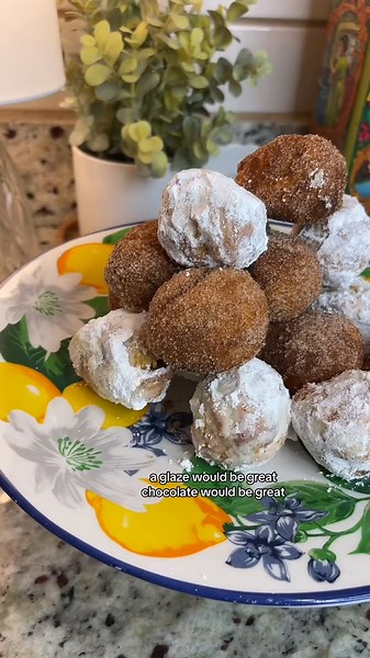 10 things you can make with a can of biscuit dough: air fryer donuts! Day 6. Full recipe: https://www.stephreallife.com/air-fryer-donut-holes/ Air fryer donut holes 1 can refrigerated biscuits (10 count) 1 cup granulated sugar 1 tbsp cinnamon 1/4 cup unsalted butter, melted Preheat the air fryer to 350° for 4 minutes. Cut the biscuit dough in half. Roll each half into a ball. Add cinnamon and sugar to a mixing bowl and whisk together. Place dough balls the air fryer and cook for 8 minutes, flipp