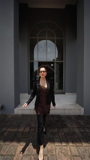 𝗟𝘂𝘅𝘂𝗿𝗶𝗼𝘂𝘀 𝗦𝗲𝗰𝘂𝗿𝗲 𝟱 𝗕𝗲𝗱𝗿𝗼𝗼𝗺 𝗛𝗼𝗺𝗲 𝗜𝗻 𝗔𝘁𝗵𝗼𝗹𝗹🏡 Listed at: R15,999,000💰 Features: 5 Bedrooms🛏️ 4.5 Bathrooms🛁 3 Lounges🛋️ 3 Garages🚗 Central Heating🔥 1 Flatlet🏠 Pet Friendly🐶 Land Size 1,784 m²📐 Gym🏆 Walk In Closet👗 Scenic View🌳 Electric Fencing⚡ Built In Braai🔥 📲 Contact Tanya on 063 903 1429 to book an exclusive viewing of this one of a kind property today. 🔗 https://m.chaseveritt.co.za/results/residential/for-sale/sandton/atholl/house/3001853/#ove