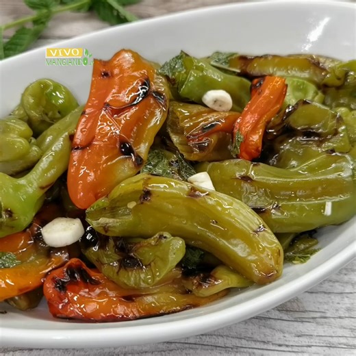 Se li hai provati solo fritti, non sai cosa ti perdi! #friggitelli grigliati...lasciali riposare con una semplice marinatura e saranno l'antipasto o il contorno perfetto per le tue cene estive! ;-) Ricetta: https://www.vivomangiando.it/recipe/friggitelli-grigliati-e-marinati/ | VivoMangiando