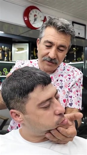 159K views · 2K reactions | Shoulder Massage, Haircut , Skin Care Pimple Popping & Ear Cleaning Sounds  || Massage 462亮 Cre: Munur_Onkan  #asmr #massage #headwashing #skincare #relaxing #relax #trending #fypシ | Munur onkan | Facebook