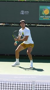 The Secret to Carlos Alcaraz Explosive Forehands💥 At the last second, Alcaraz creates a stretch in his forearm muscles by keeping the racket tip laid back — then unleashes it right into contact. 🔹 The racket tip starts to the outside 🔹 A sharp angle forms between racket and forearm 🔹 That angle snaps forward, accelerating the racket head This “late release” creates the whip-like effect you see in his forehand — more speed, less effort. 🎥 Video: @slowmo_tennis #tennis #alcaraz #forehand #ree