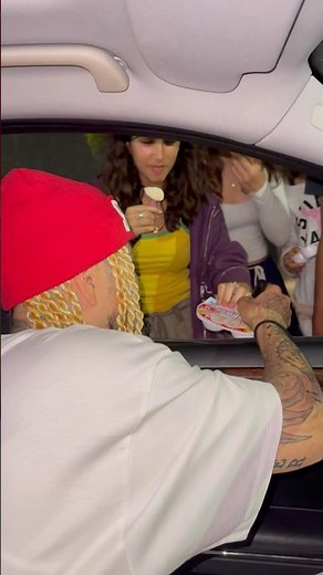 スペインの美人から雪見だいふくにサインを求められる男