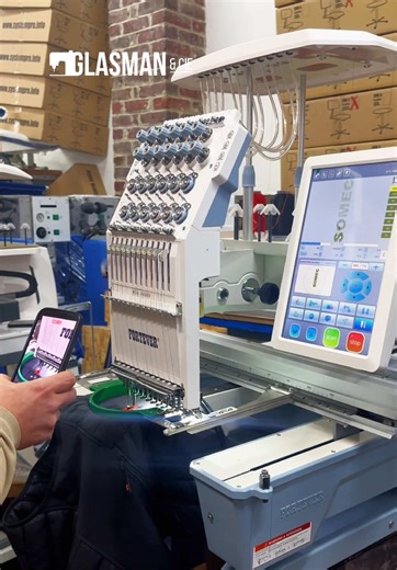 Acheter une machine à broder, c’est une chose. Savoir l’utiliser correctement, c’est essentiel. Chez Glasman, quand vous achetez votre machine, vous pouvez aussi venir faire une formation pour bien démarrer. Pourquoi c’est important ? ❌ Mauvais réglages = vêtements clients détruits ❌ Machine bloquée = production arrêtée ❌ Temps perdu = argent perdu Avec une formation : ✅ Moins d’erreurs ✅ Plus de confiance ✅ Une machine rentable dès le départ On vous accompagne pour protéger votre investissement