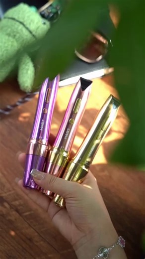 e-shop pro tetování, PMU & piercing on Instagram: "Mast P60 Wireless Tattoo Pen Když chceš pohodlí bez kompromisů. Lehký, s pevným výkonem, stabilním chodem a čistým bezdrátovým setupem. Dostupný ve třech barevných variantách 👉 Dostupný na e-shopu. - Mast P60 Wireless Tattoo Pen When you want comfort without compromise. Lightweight, with solid power, smooth performance, and a clean wireless setup. Available in three color variants. 👉 Available on our e-shop. Video credit: @mastpmuofficial #eur