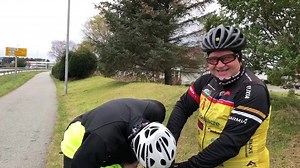 Det er når vinden blåser, regnet trommer og temperaturen er 2 grader vi bygger grunnlaget som skal til for å komme oss til Paris neste år! 💪 I dag har 22 syklister tråkket mange mil nedover Jæren for barnekreftsaken!🎗Robert Sæbø, Lasse Løining, Kurt S. Helland, Torild Olsen Øvstebø, Gunnar Rytter Norheim | Team Rynkeby Rogaland