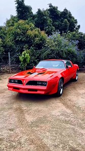 The 1978 Pontiac Firebird is a true classic of American muscle. With its sleek design, bold split grille, and range of engines—including the powerful 455-cubic-inch V8—it embodied 1970s performance. The Trans Am stood out with its iconic “screaming chicken” decal. Despite tightening emissions standards, the Firebird remained a favorite, blending style and muscle in timeless fashion. Video Credit: @red.transam #pontiac #pontiacfirebird #pontiactransam #pontiac_cars #bigblockgarage #musclecar #ame