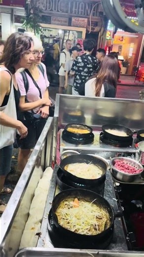 Xếp hàng chờ đợi bánh xèo