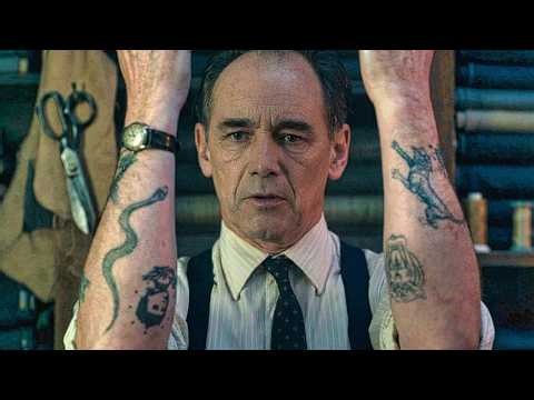 Хүмүүс түүнийг ажлаа сайн хийдэг даруухан нэгэн оёдолчин л гэж боддог ...