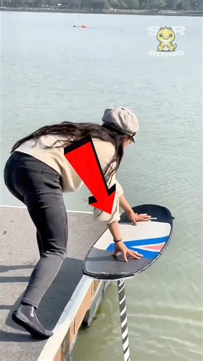 Gadis Ini Berangkat Sekolah Menggunakan Papan Selancar!