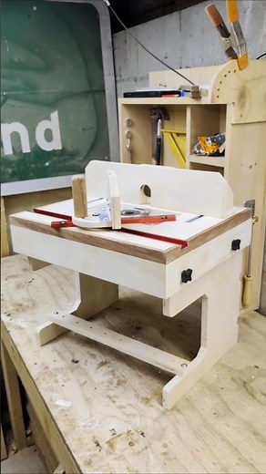 Compact Router Table - #diy #woodworking #craft #tools #creative #wood #carpentry #router