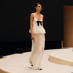 66K views · 4.4K reactions | In a white chiffon, a long column dress with a Watteau pleated skirt is trimmed with fringes and dusted with dewdrop crystal beads.​ The CHANEL Spring-Summer 2022 Haute Couture collection.​ See all the looks at chanel.com/-HC_SS22 | CHANEL | Facebook