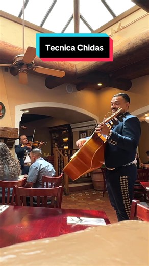 Mejora tu técnica con el guitarrón mexicano