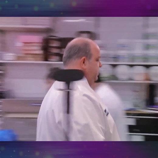 Novia Enfadada DESTRUYE Pastel de Boda de Buddy